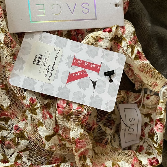 Bodysuit with sheer details. Floral print. NWT. - Picture 5 of 7